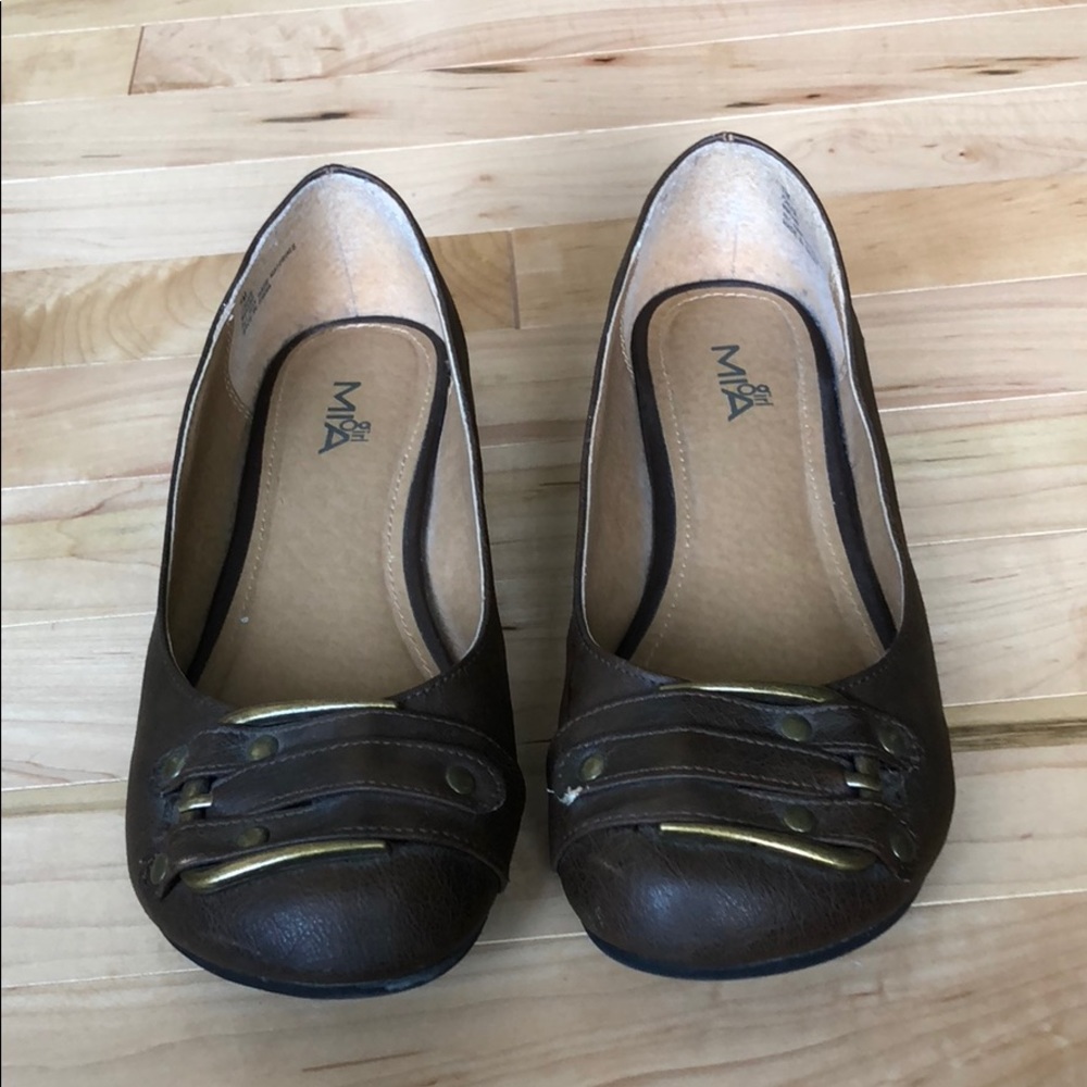 Brown Flats - Picture 1 of 4